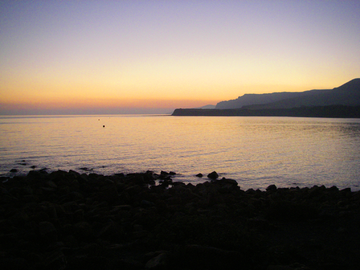 The sun sinks slowly in the west and we're on our way home after a pleasant evening.