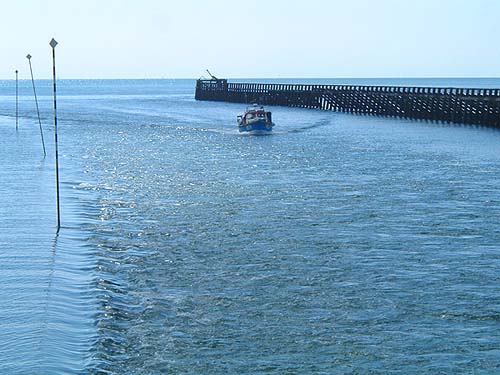 Not only does the current flow up the channel but it pours across from left to right creating a fantastic turbulence.