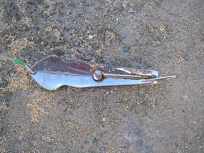 With only a spoon like this the fishermen can cast their handlines out to the feeding fish.