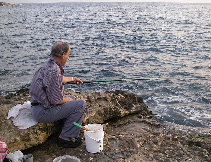 This bloke seemed to know exactly what to do and dropped his baits into the swell at the edge. Note the 'shirvy' bucket.